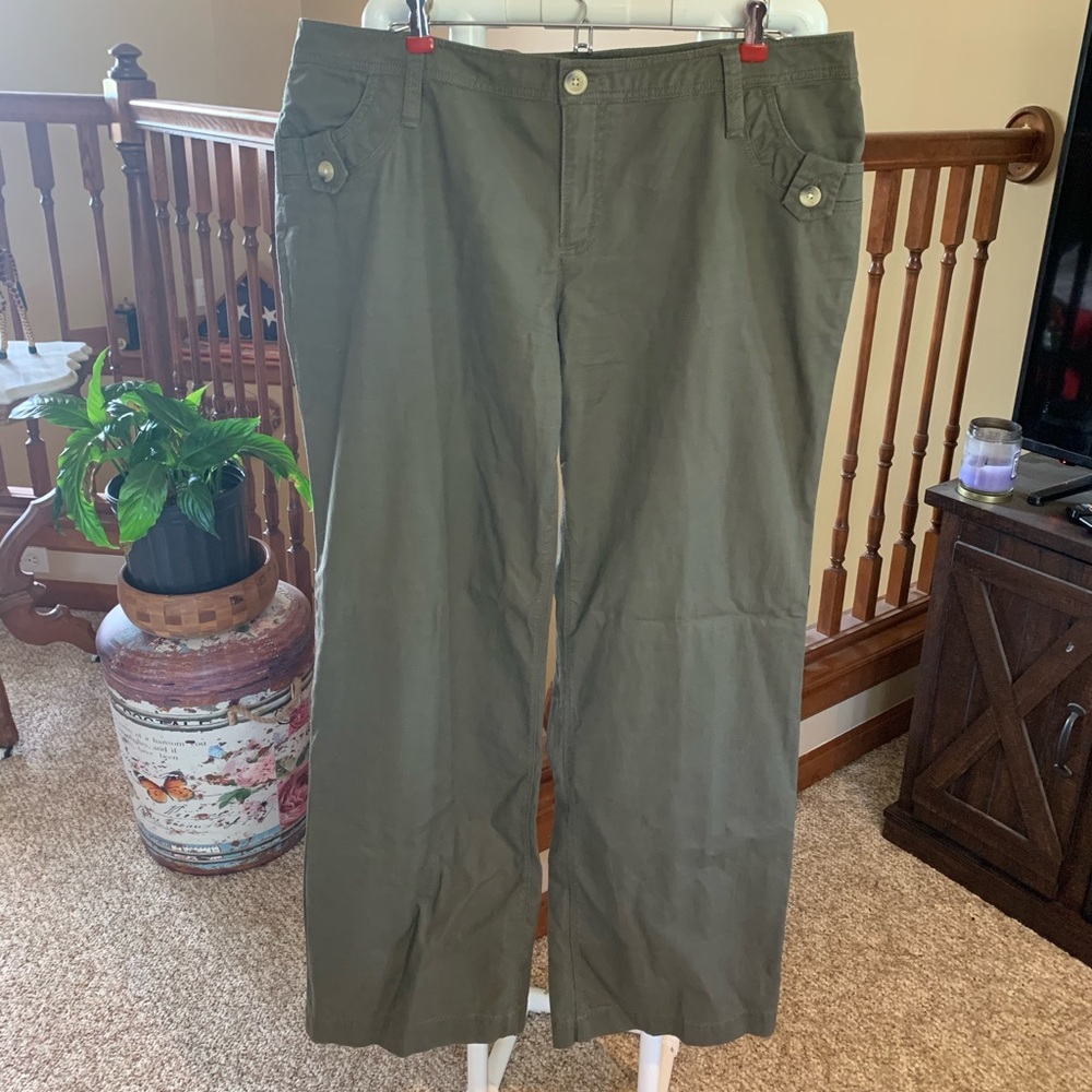 HOST PICK 8/3/21🦚GapPlus Ladie’s Army Green Pants